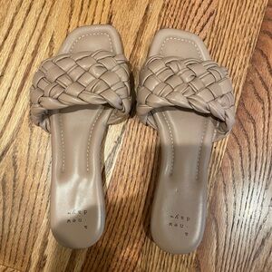 Tan Woven flat sandals, size 6